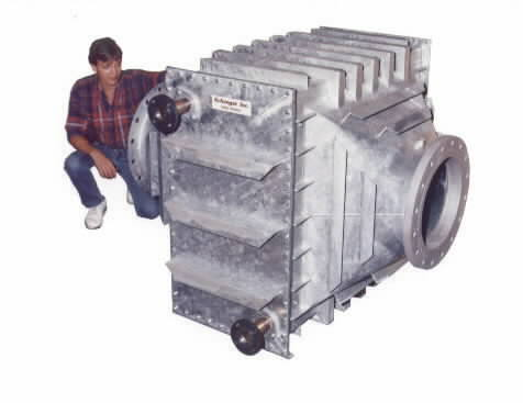 Water cooled heat exchanger for cycling pressure